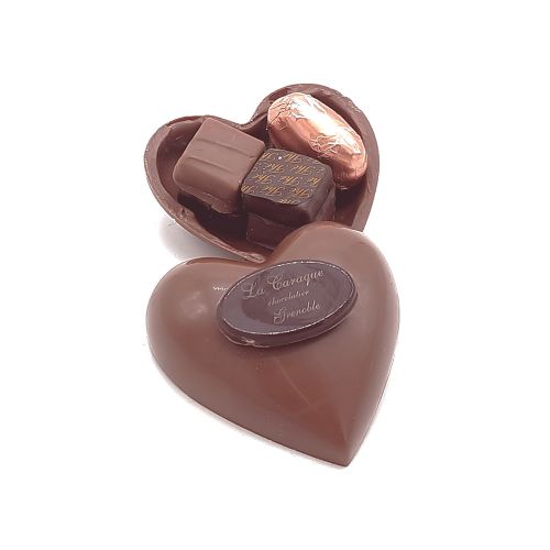 bonbonniÃ¨re en forme de cÅ“ur en chocolat avec un assortiment de chocolat Ã  l'interieur.