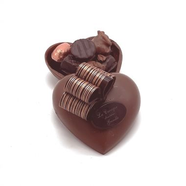 bonbonniÃ¨re en forme de cÅ“ur en chocolat avec un assortiment de chocolat Ã  l'interieur.