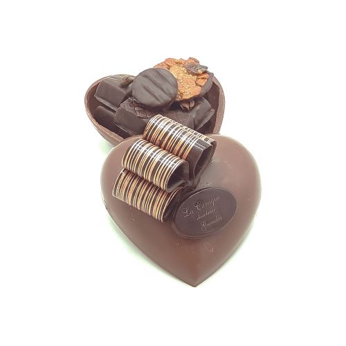 bonbonniÃ¨re en forme de cÅ“ur en chocolat avec un assortiment de chocolat Ã  l'interieur.
