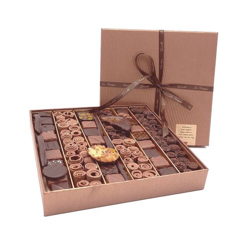 boite plate avec un assortiment de copeaux de chocolat et de bonbons de chocolat