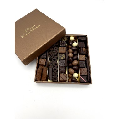 boite plate avec un assortiment de copeaux de chocolat et de bonbons de chocolat